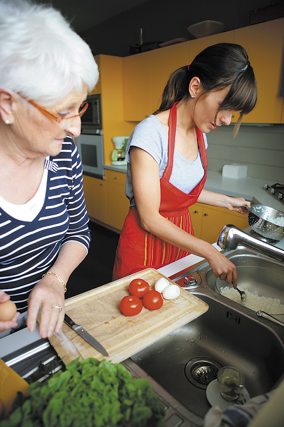  Seniorin und Studierende bei der K&uuml;chenarbeit