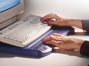 Foto einer Braillezeile mit Händen