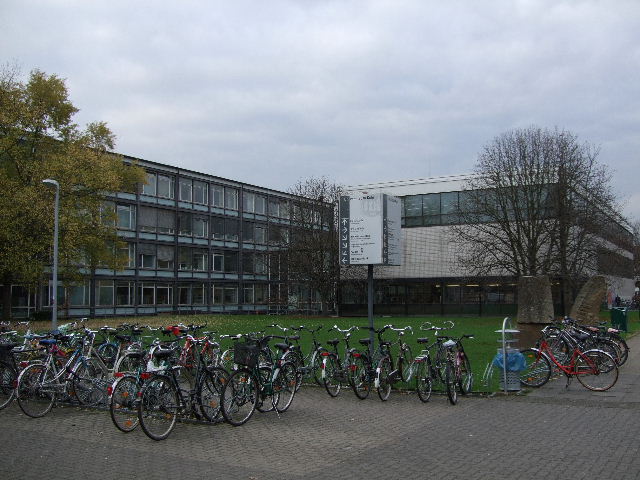 Orientierungsschild an der Humanwissenschaftlichen Fakultät