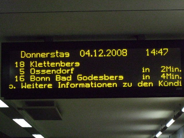 digitale Fahrplananzeige der KVB am Neumarkt