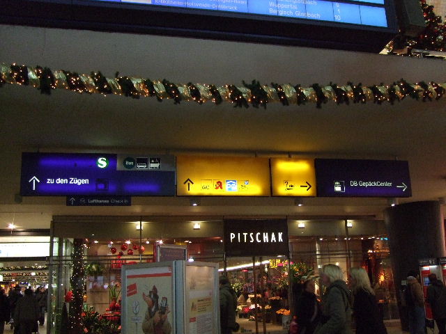 Hinweisschilder im Hbf Köln