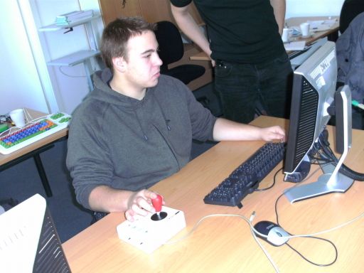 Junge arbeitet mit der Joystick-Maus