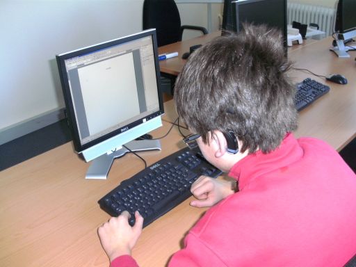 Schüler arbeitet am PC
