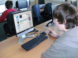 Junge arbeitet mit dem Trackball