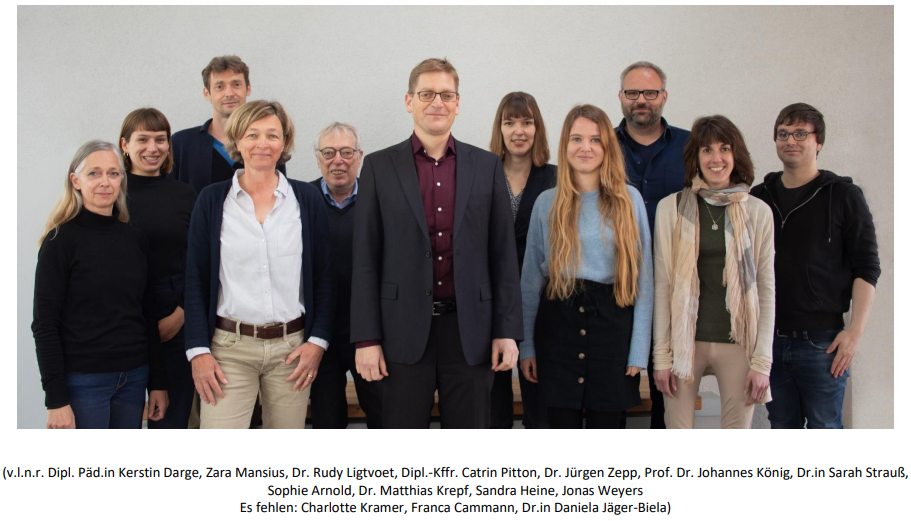 Gruppefoto der wissenschaftlichen Mitarbeiter am Lerhstuhl König im Mai 2022. Einschließlich Frau Catrin Pitton und Herr Prof. Dr. Johannes König.