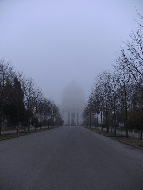 Eine Kirche, halb im Nebel versunken