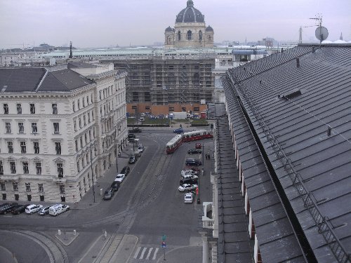 Eine Ansicht einer Wiener Straße von oben