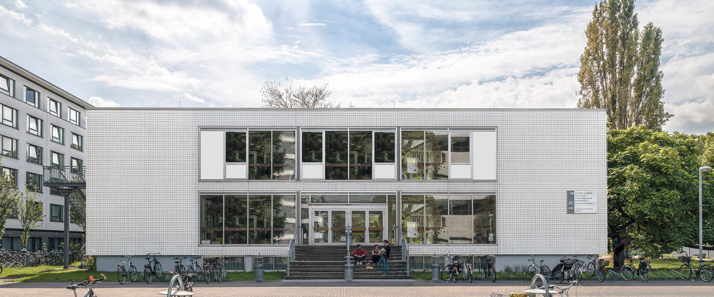 Studierende auf der Treppe